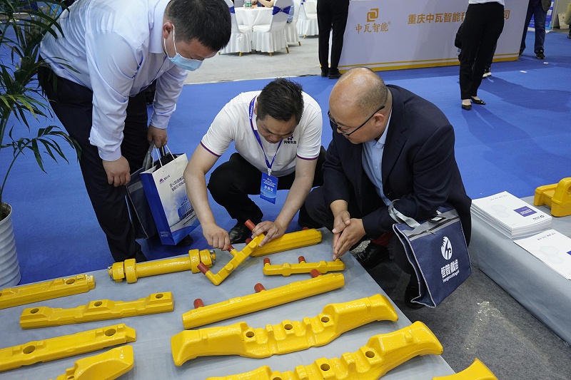 刮板、橫梁、啞鈴銷鍛件展示、講解